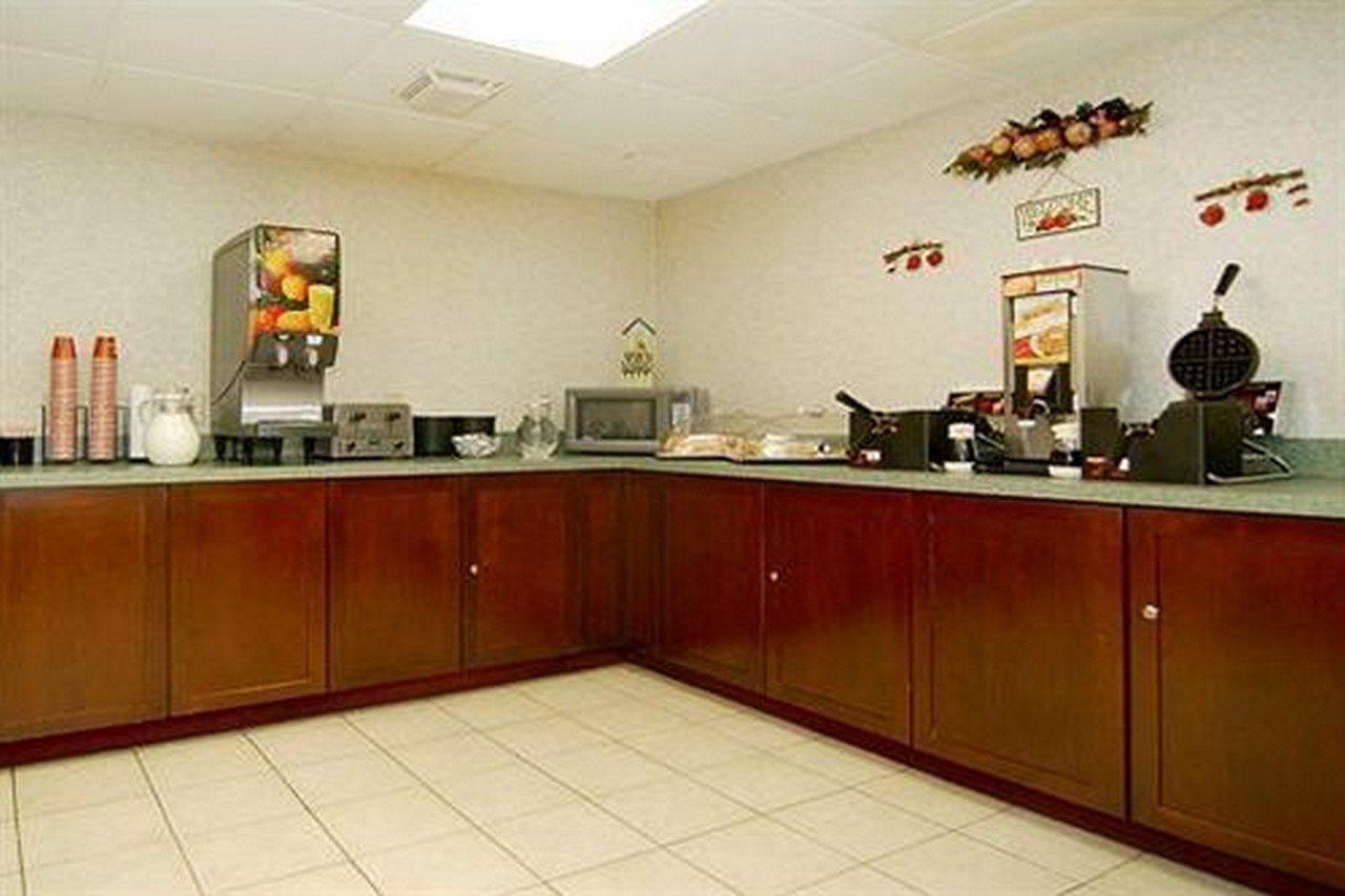 Baymont By Wyndham Poconos Hotel