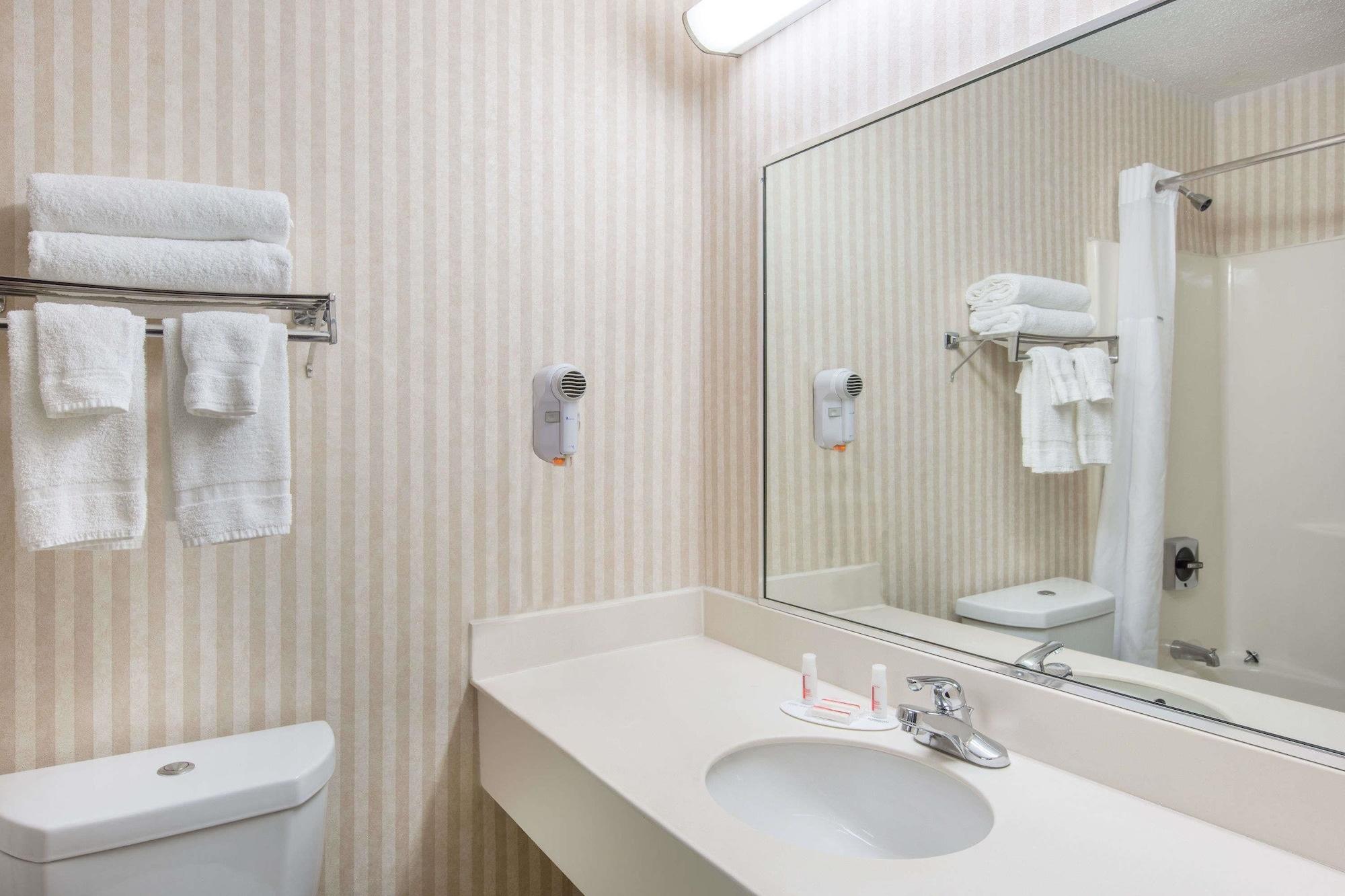 Baymont By Wyndham Poconos 2*