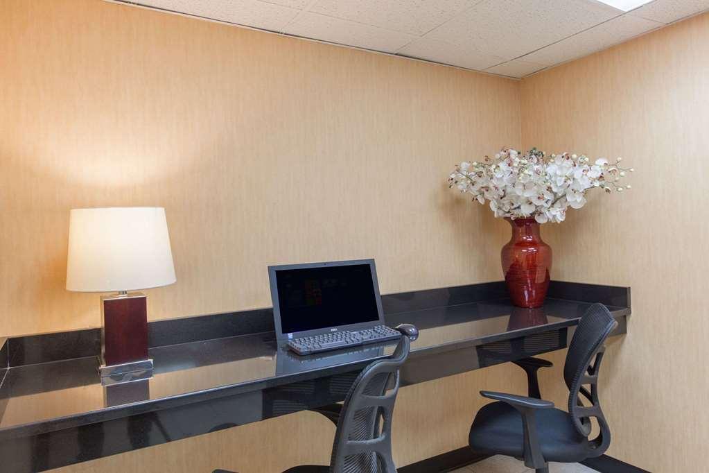 Baymont By Wyndham Poconos Hotel 2*